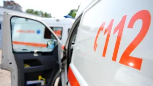 Un copac a căzut pe o maşină în Capitală. O femeie de aproximativ 30 de ani a fost rănită