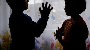 ANPDC: Peste 20.000 de copii se află în grija unor asistenţi maternali
