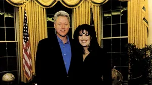 Un muzeu oferă un milion de dolari pentru rochia Monicăi Lewinsky, pătată cu sperma lui Bill Clinton