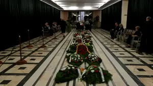 Sicriul cu trupul neînsufleţit al Doinei Cornea, depus la Colegiul Academic al UBB Cluj 