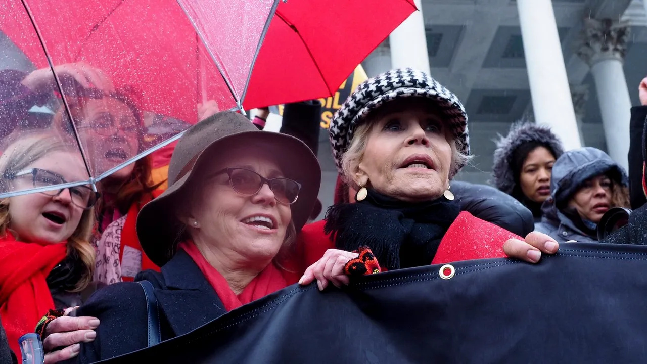 FOTO. Actriţa Sally Field, arestată la protestul pe tema schimbărilor climatice organizat de Jane Fonda