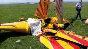 Pilotul rănit grav în accidentul aviatic din Suceava se află în continuare în comă