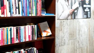 Bibliotecă la metrou: călătorii din staţia Piaţa Unirii pot citi şi împrumuta cărţi 