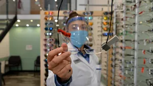 Reacţia firmei Lensa, acuzată că ar fi ascuns cazuri de COVID-19 pentru a nu pierde clienţi. „Grav conflict de interese”