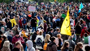 Peste zece mii de persoane protestează în oraşul german Stuttgart împotriva restricţiile antiepidemice 