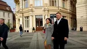 Preşedintele Klaus Iohannis a participat la slujba din prima zi de Paşti, la Biserica Romano-Catolică din Piaţa Mare a Sibiului | VIDEO
