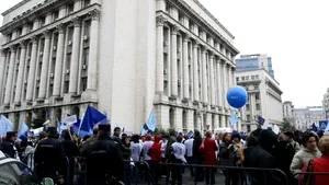 Protest la Ministerul Muncii. Sulfina Barbu îi aşteaptă pe sindicalişti cu propuneri pentru stabilirea sectoarelor de activitate