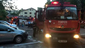 INCENDIU la bloc de 10 etaje din Capitală. Oamenii au ieşit speriaţi pe schela montată pe faţadă. Cinci adulţi şi doi copii, la spital - VIDEO