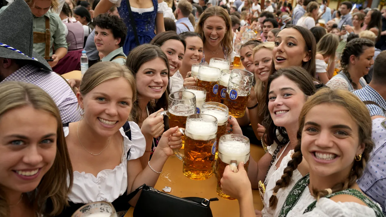 Berea e tot mai scumpă în Germania. Preţul unei halbe la Oktoberfest va depăşi pragul de 15 euro (75 de lei) pentru prima dată