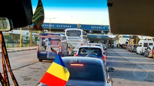 Românii, prinşi încă în cozi infernale în minivacanţa de Rusalii FOTO