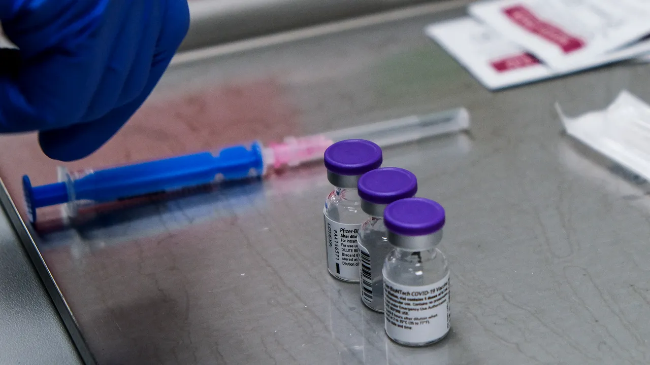 Valeriu Gheorghiţă: De miercuri, vom folosi 6 doze de vaccin din fiecare flacon. Procedura, aprobată de Agenţia Europeană a Medicamentului