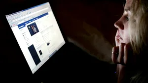 Site-urile cu conţinut violent stimulează comportamentul agresiv al tinerilor