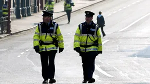 Români bănuiţi de escrocarea a peste 100 de conaţionali, arestaţi în Irlanda
