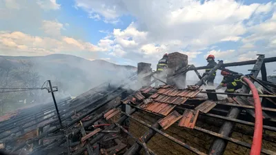 SOCIAL Incendiu la o locuință din Nehoiu. Proprietarul, scos din stop cardio-respirator de pompieri