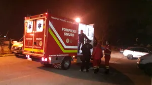 GALERIE FOTO Accident grav între Piteşti şi Slatina: Cel puţin 11 răniţi după ce o maşină a intrat într-un microbuz