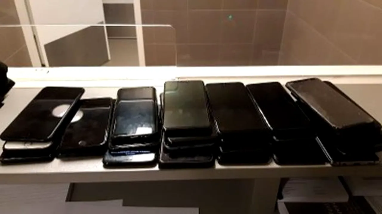 Român, arestat după ce a fost prins cu 30 de telefoane mobile ascunse în pantaloni după un concert rock la Amsterdam