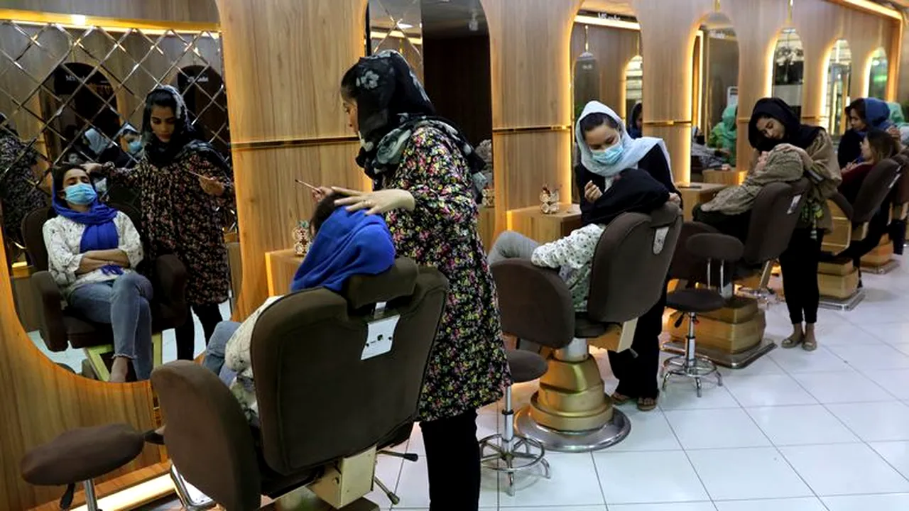 Administraţia talibană ordonă închiderea saloanelor de coafură şi înfrumuseţare din Afganistan