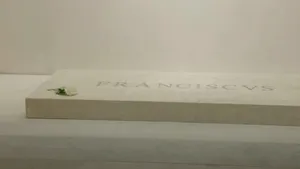 Eroare grafică descoperită pe mormântul Papei Francisc