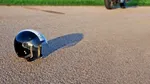 Ce înseamnă dacă vezi o cască moto pe marginea drumului? Semnalul pe care orice șofer și motociclist ar trebui să-l cunoască