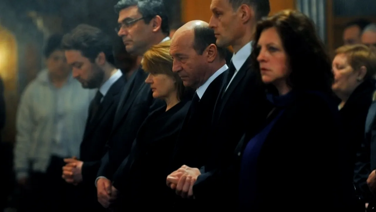 Băsescu participă la Sfânta Liturghie oficiată la Catedrala Sfântul Iosif - FOTO şi VIDEO