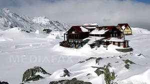 Turiştii rămaşi blocaţi la Bâlea Lac din cauza vântului puternic au coborât vineri dimineaţă