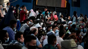 The Guardian: Guvernul britanic ar vrea construirea unor centre pentru mutarea imigranţilor în Republica Moldova sau Maroc 