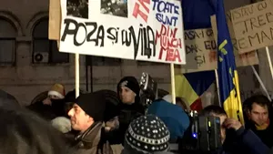 GALERIE FOTO, VIDEO Protestul din Capitală s-a încheiat. Aproximativ 15.000 de oameni au pichetat sediile PSD şi ALDE. Oamenii s-au oprit şi în faţa Guvernului/ Klaus Iohannis a fost la protestul din centrul Capitalei