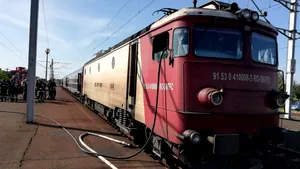 INCENDIU violent la locomotiva trenului Braşov – Bucureşti: 200 de călători evacuaţi în Prahova | FOTO