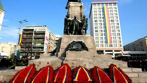 ZIUA UNIRII la Iaşi: Hora Unirii nu s-a dansat la Iaşi, din respect pentru victimele accidentului aviatic. Mii de oameni au stat la rând pentru o porţie de fasole - FOTO