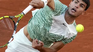 Alcaraz trece la pas de Tsitsipas şi joacă semifinnala de la Paris cu Novak Djokovic
