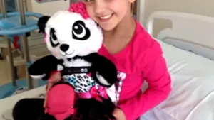 Fetiţa pentru care aproape 10.000 de oameni au cântat colinde a murit - VIDEO