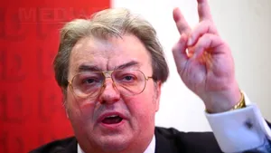 Corneliu Vadim Tudor are mâna în ghips din cauza unei fracturi la cot