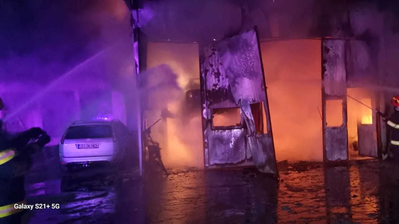 Incendiu violent la un service auto din Craiova. Intervin patru autospeciale ale pompierilor