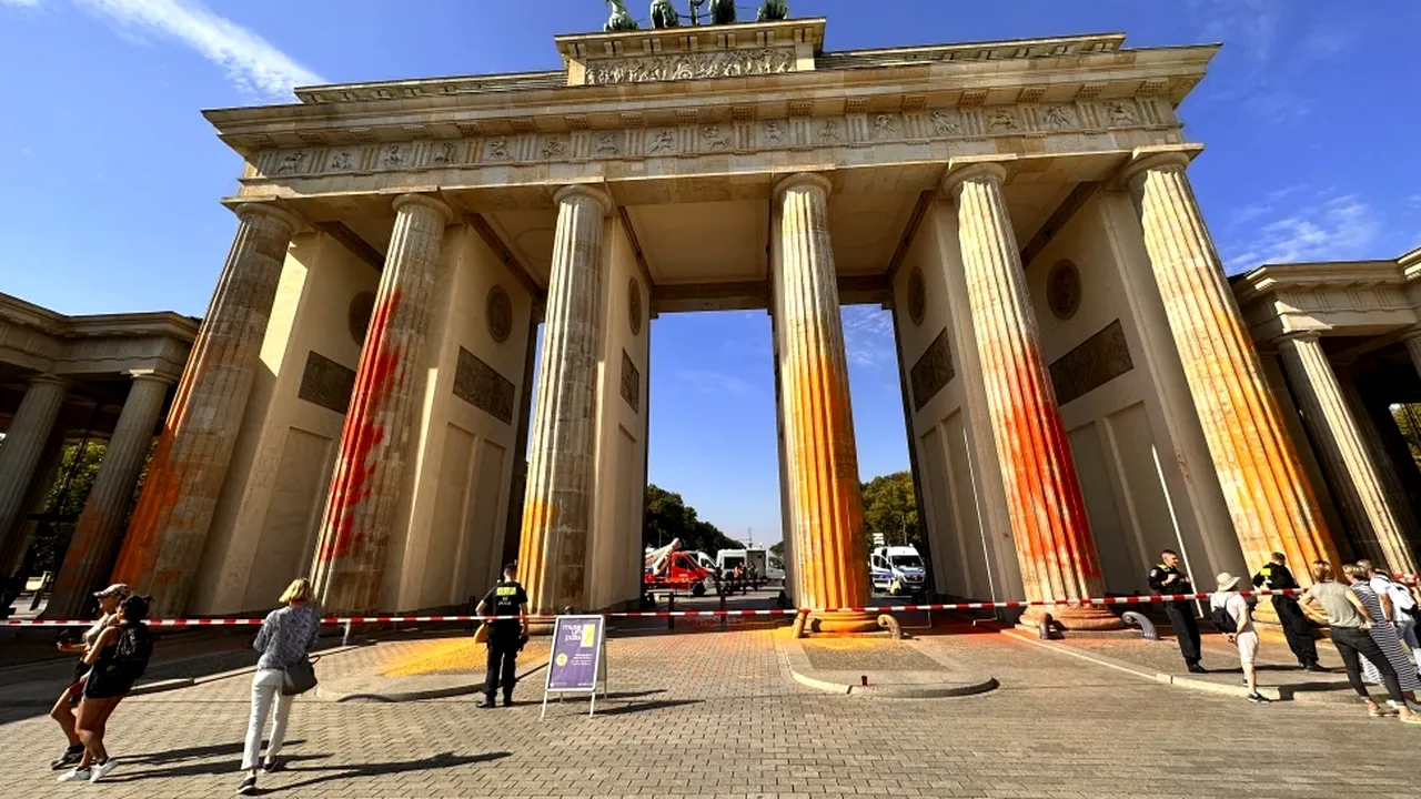Cel mai cunoscut monument istoric din Berlin, vopsit cu spray de activiştii climatici