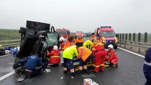Accident grav pe Autostrada A1, în Timiş: Microbuz cu 10 pasageri bulgari la bord, lovit în plin de un camion | FOTO