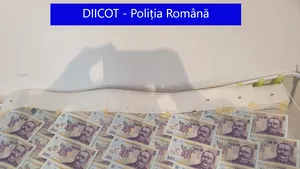VIDEO Cel mai mare falsificator de bancnote de plastic din lume, prins de poliţiştii români. Falsurile sale, denumite SUPER LEU, erau aproape imposibil de identificat