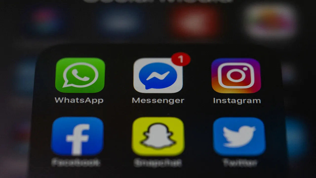 Facebook şi-a schimbat ”faţa” în web. Îţi place?!