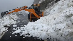 Zăpadă în plină vară. În Transfăgărăşan, stratul de zăpadă depăşeşte 8 metri FOTO