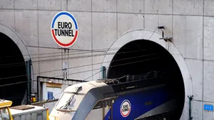 Companiile Eurostar şi Eurotunnel se acuză reciproc pentru blocarea circulaţiei sub Canalul Mânecii