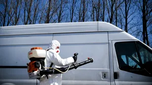 Răsturnare de situaţie. Au zis că elimină TOATE restricţiile, iar acum vor prelungi starea de urgenţă. Anunţul guvernului unei ţări vecine