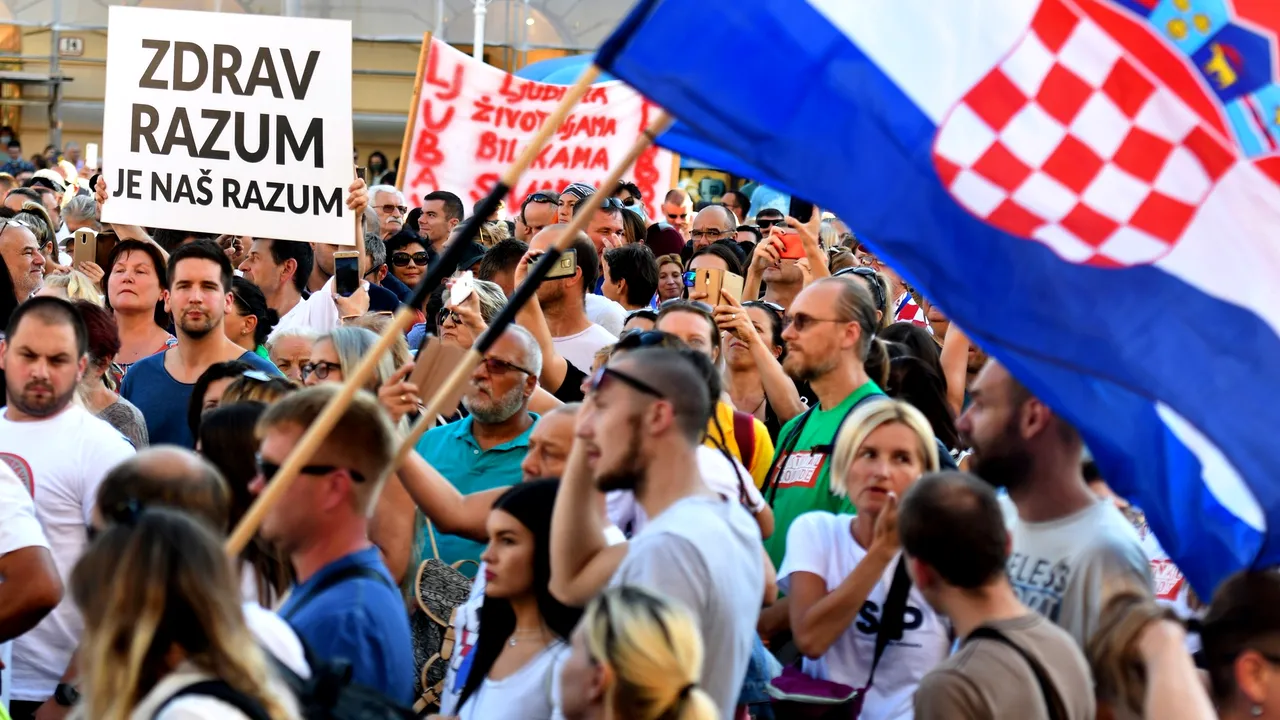 Mii de protestatari au ieşit pe străzi în Zagreb împotriva restricţiilor antipandemice