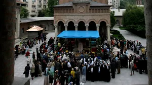 Bucureştenii au preferat să meargă la biserică decât la vot
