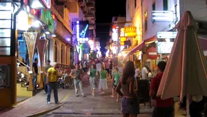 Cel mai mare festival clandestin, „spart” la Ibiza: o mie de oameni, baruri și restaurante, dar nicio autorizație