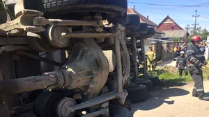 Bihar megye: két személy életét vesztette, amikor felborult egy kaviccsal megrakott teherautó