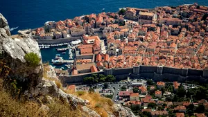 Cel mai aglomerat oraș din Europa are 6,5 milioane de turiști pe an și doar 40.000 de localnici