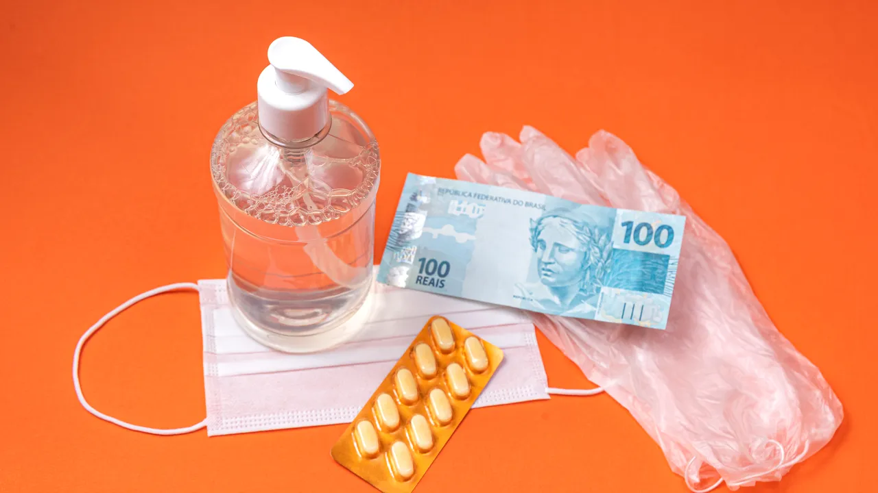 Jumătate dintre români nu cred că banii pot răspândi noul coronavirus. STUDIU