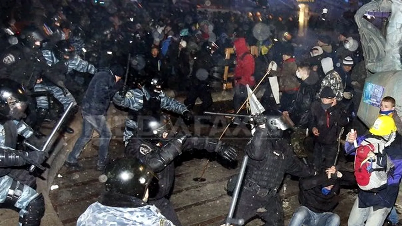 VIOLENŢE la Kiev: Aproximativ 1.000 de manifestanţi, dispersaţi cu brutalitate de forţele de ordine: 