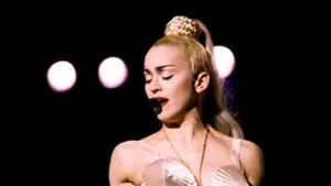 Diet Coke a lansat un recipient în forma sutienului creat de Jean Paul Gaultier pentru Madonna