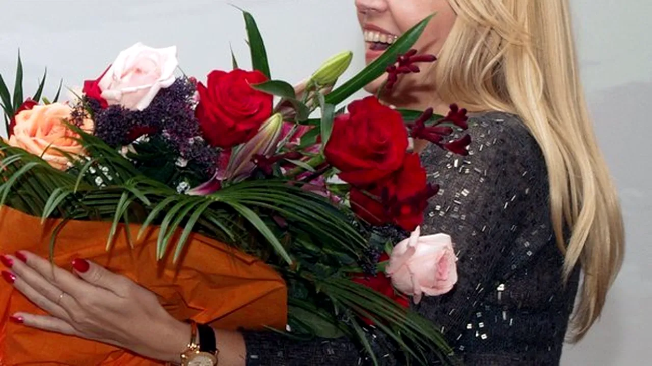 Elena Udrea le-a oferit ziariştilor bomboane cu ocazia onomasticii: Mă bucur că nu plouă, să am o zi liniştită, să fie o şedinţă liniştită