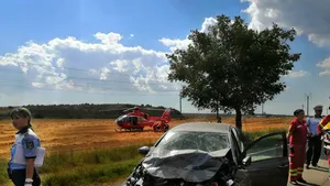 Carambol pe DN 2A, după impactul dintre trei maşini: Trei persoane au fost rănite | FOTO